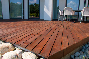 Pose de terrasse en bois par un menuisier à Mâcon